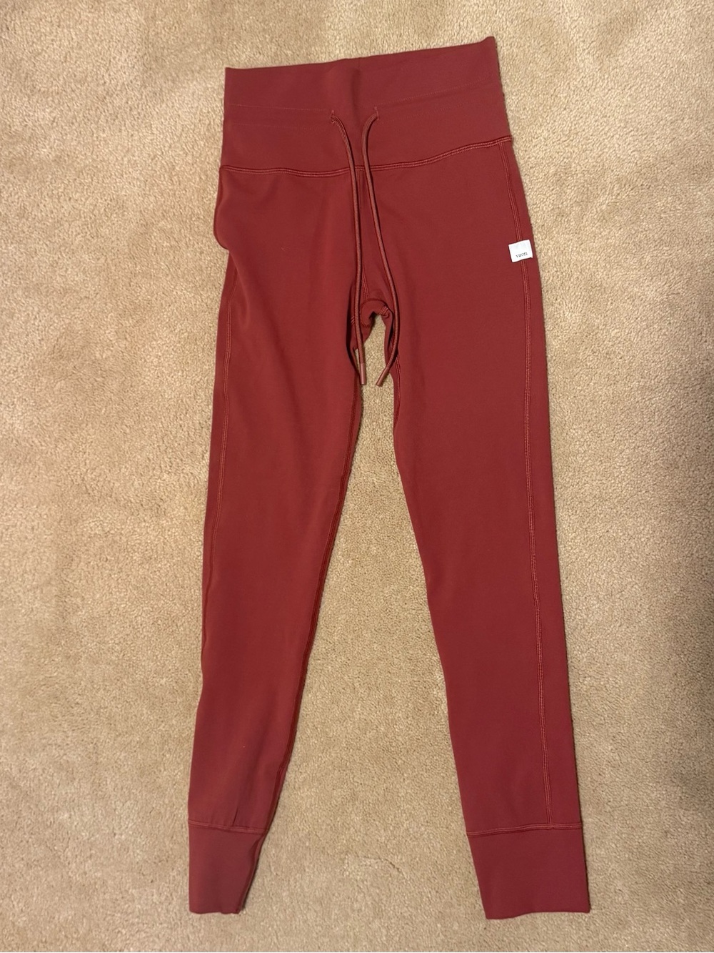 Vuori Women's High-Waist Leggings in Burgundy
